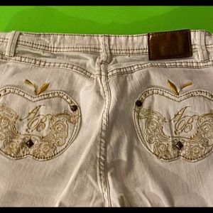 Women’s AUTHENTIC Apple Bottoms White Jeans with Gold Detailing